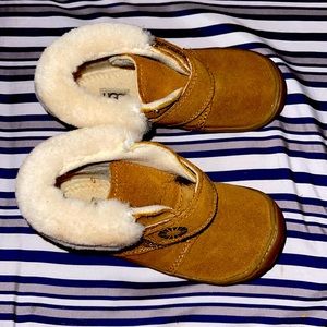 UGG toddler boots w strap